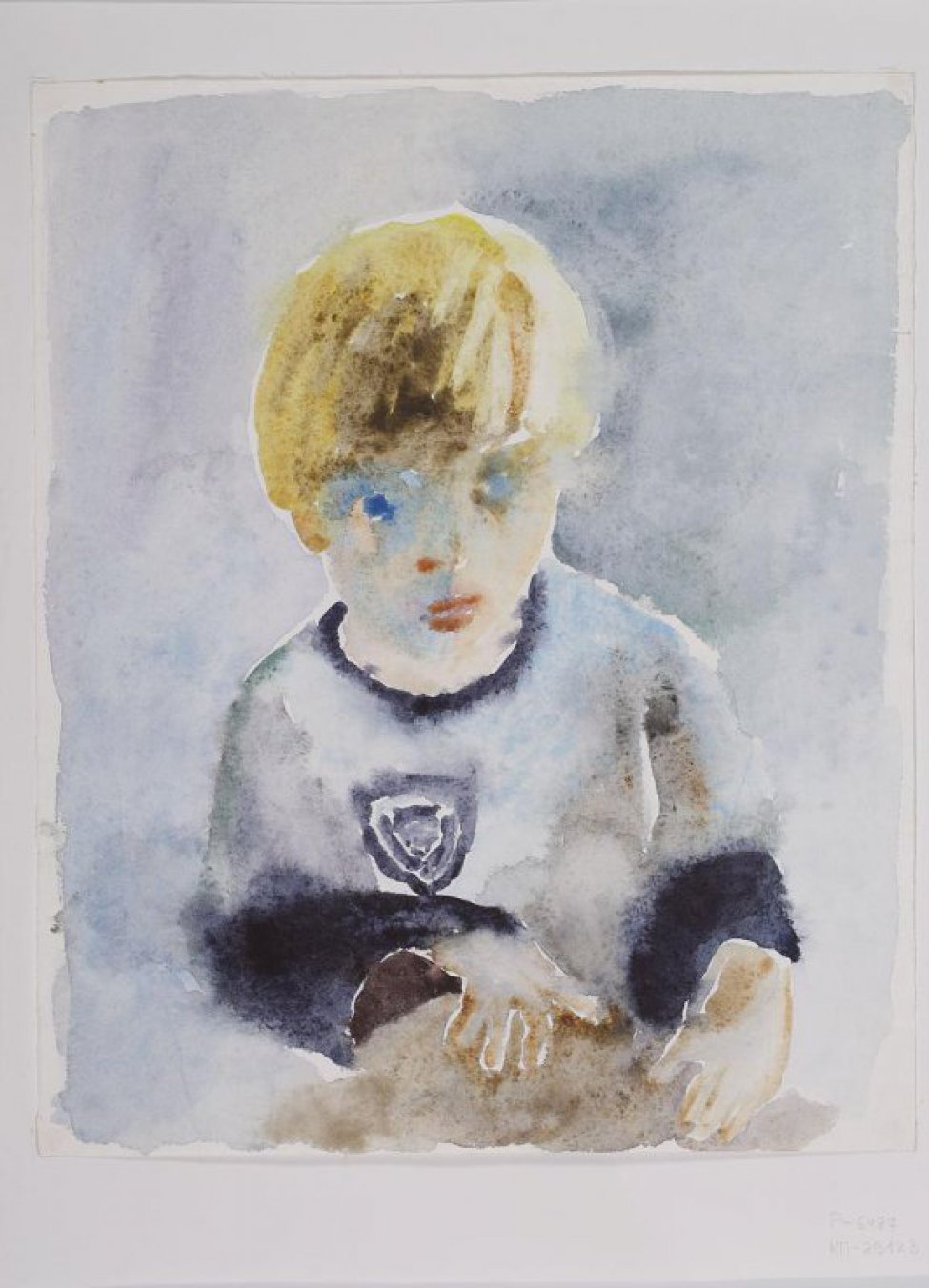 На светлом сиренево-голубом фоне - погрудное изображение анфас мальчика с желтыми волосами, светлой кофте с эмблемой справа, нижняя часть рукавов темно-синяя. Взгляд направлен вверх и в сторону.