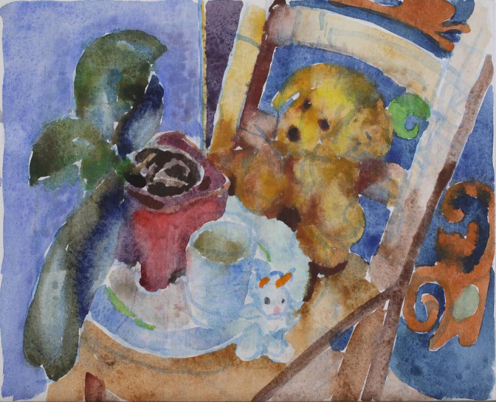 На голубом фоне изображен деревянный стул с тарелкой, на которой стоят красный цветочный горшок с зеленым растением и голубой стакан, рядом с тарелкой  - фигурка игрушечного белого зайца. У спинки стула - коричневый  плюшевый щенок.