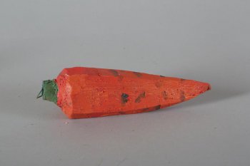 Обобщенное изображение моркови темно- и светло-оранжевого цвета с темно-коричневыми точками. Сверху короткая зеленая веточка, на которой треугольное крепление.