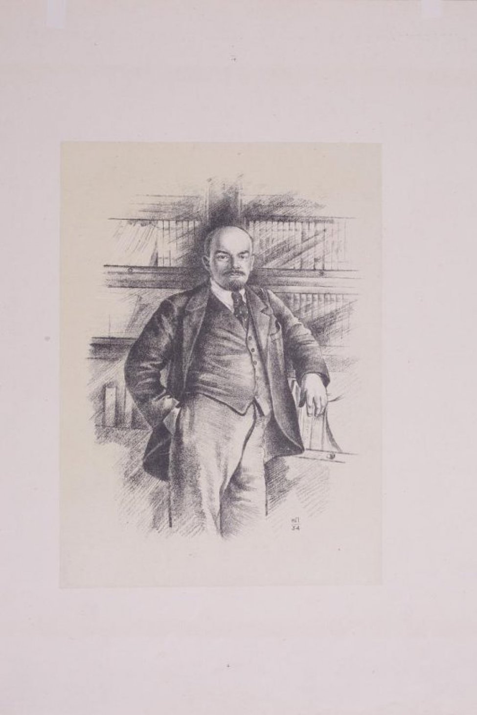 На фоне стелажа с книгами изображен В.И.Ленин. Правая рука в кармане, локтем левой руки опирается на книжнюю полку.