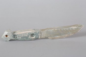 Обобщенное изображение ножа. Лезвие полукруглой формы. Рукоятка серо-синего цвета с белым, с обеих сторон вырезаны круглые углубления.