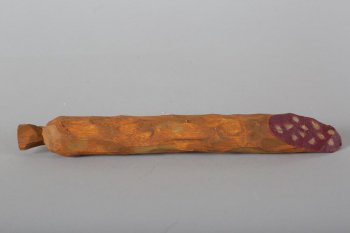 Обобщенное изображение части палки копченой колбасы в оболочке желто-коричневого цвета, с отдельными редкими светло-зелеными пятнами. С одной стороны палки - 