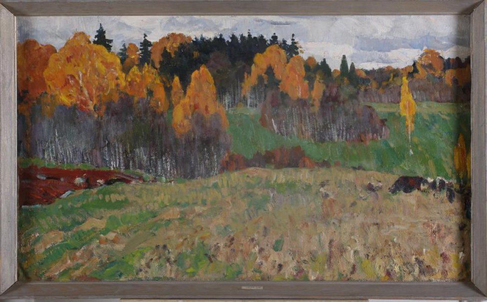 Изображен осенний пейзаж с ярко-желтыми кронами деревьев. На первом плане - холм, местами покрытый зелено-охристой травой, справа изображение коров.