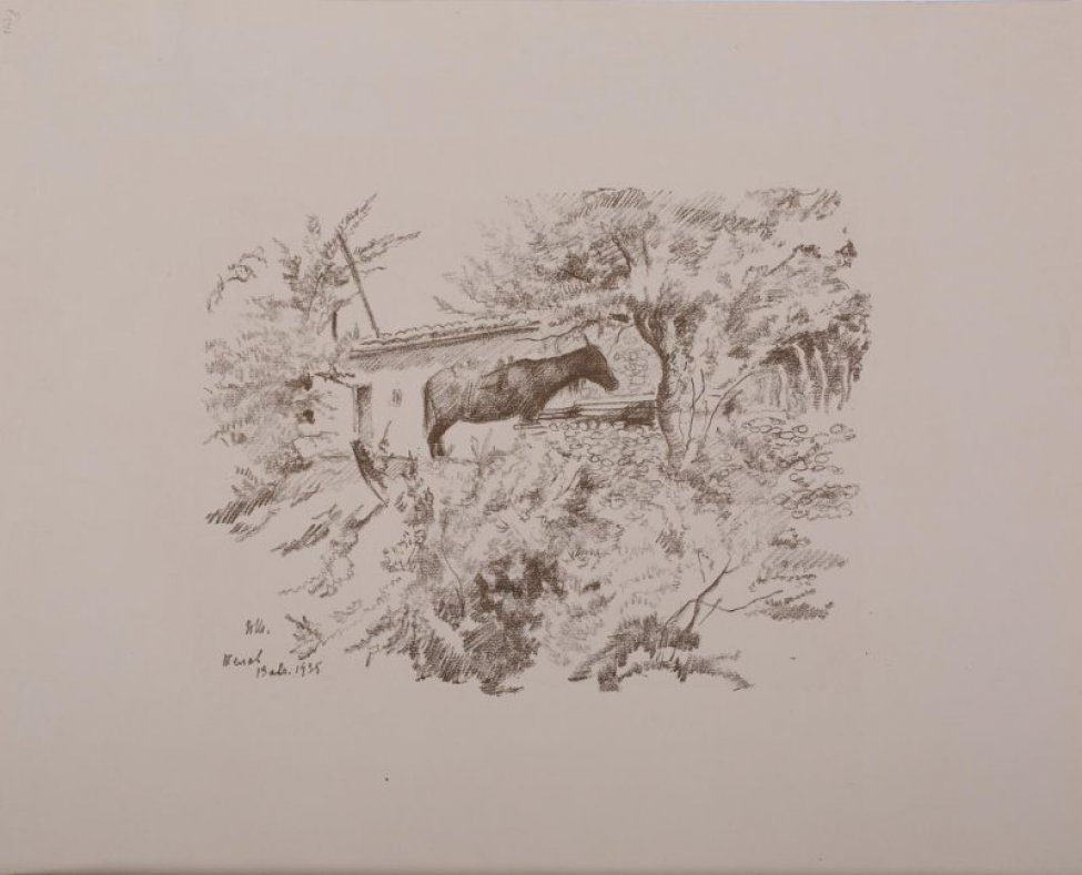 В центре изображения помещена оседланная лошадь, стоящая в тени от дерева на фоне одноэтажного домика под черепичной крышей. На переднем плане - кустарник.