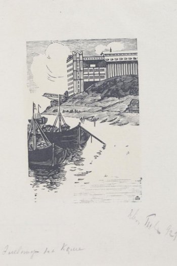 изображен пейзаж с рекой и семиэтажным зданием; рядом с берегом - лодки, три баркаса с грузом