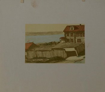 изображен стоящий на берегу реки двухэтажный дом с крыльцом, рядом - дворовые постройки и забор