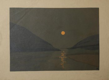 изображен ночной, лунный  пейзаж с видом на реку между двумя выступами гор; на реке - лунная дорожка