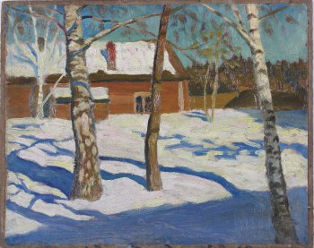 На фоне яркого голубого неба, за стволами деревьев, тени на снегу, которые ведут к дому.