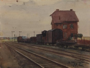 На первом плане изображены железнодорожные пути. На втором плане - железнодорожный состав, двухэтажное коричневое здание с плоской крышей.