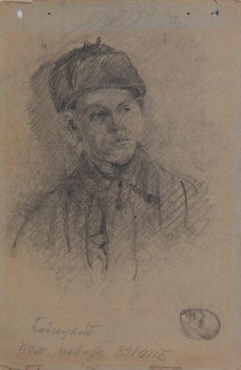 Погрудное изображение молодого мужчины в шинели и шапке в 3/4 повороте вправо.
