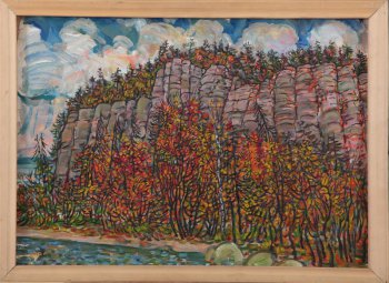 На фоне голубого облачного неба дано изображение каменистого берега, покрытого у подножия и наверху деревьями с яркой осенней листвой.