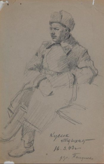 Изображен сидящий на скамейке молодой мужчина в шинели, шапке, варежках в 3/4 повороте влево.