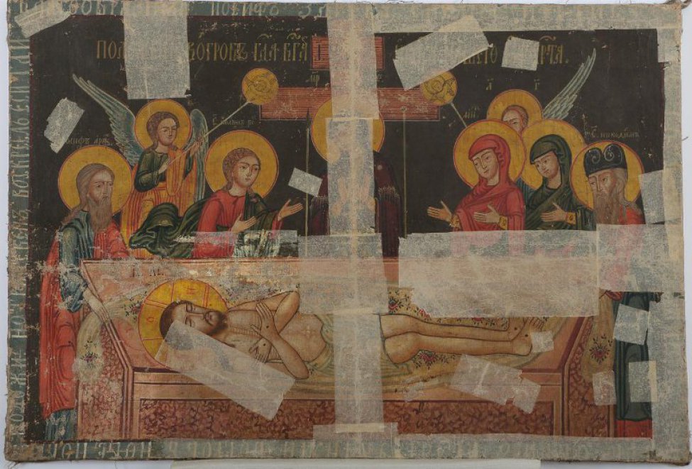 В центре композиции изображен Христос в гробу. За ним, у креста Богоматерь с предстоящими. Два ангела с рипидами по сторонам.