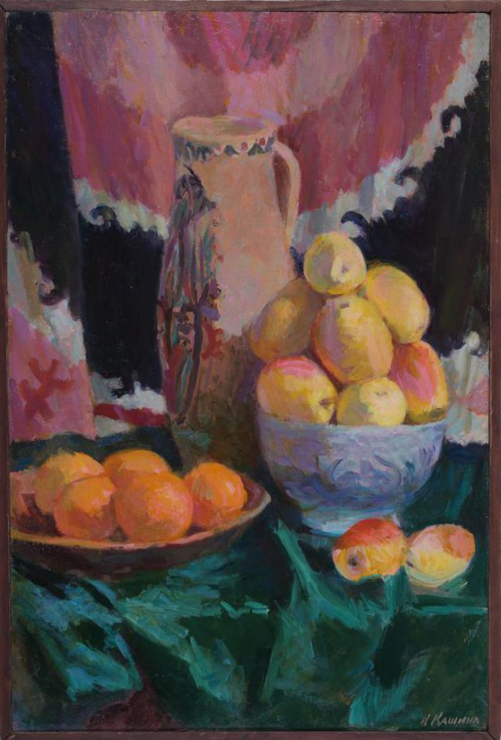 На зелёной скатерти стола перед высоким кувшином слева в глубокой тарели - апельсины. В вазе: яблоки, лимоны. Вся композиция на фоне драпировки.