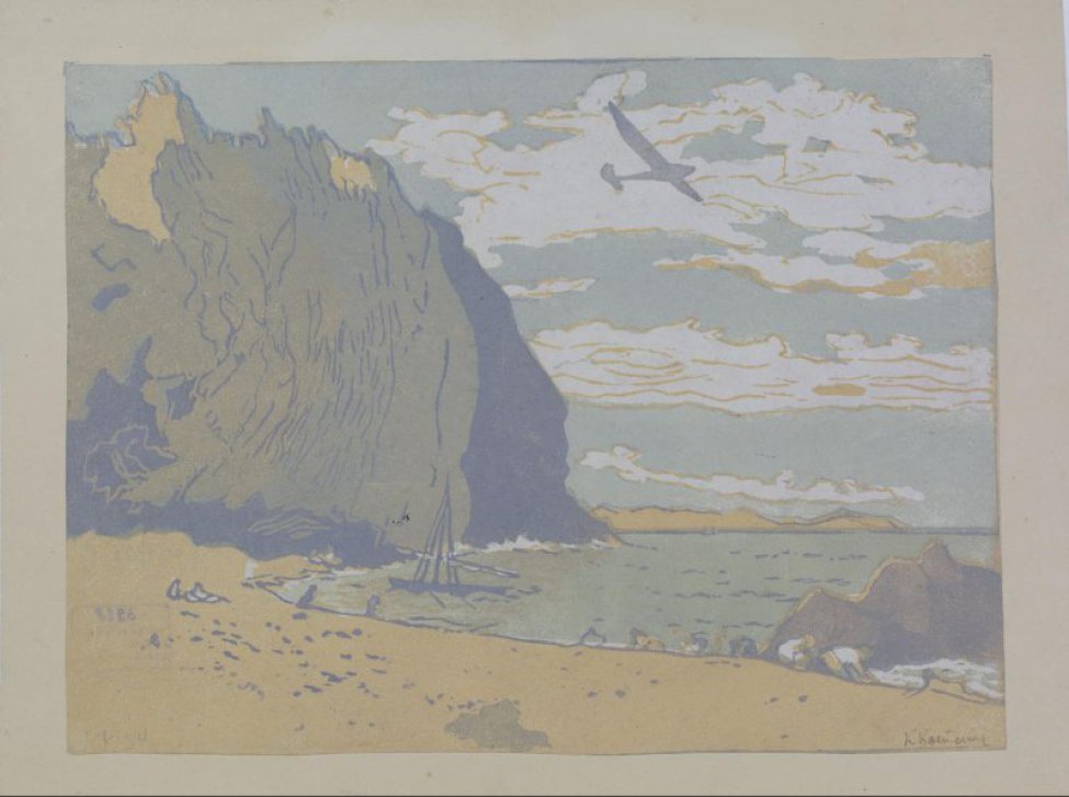Изображен планер, летящий над водой. Слева выступы скал. Справа, около большого камня, два человека, наклонившиеся к воде. У берега парусная лодка.