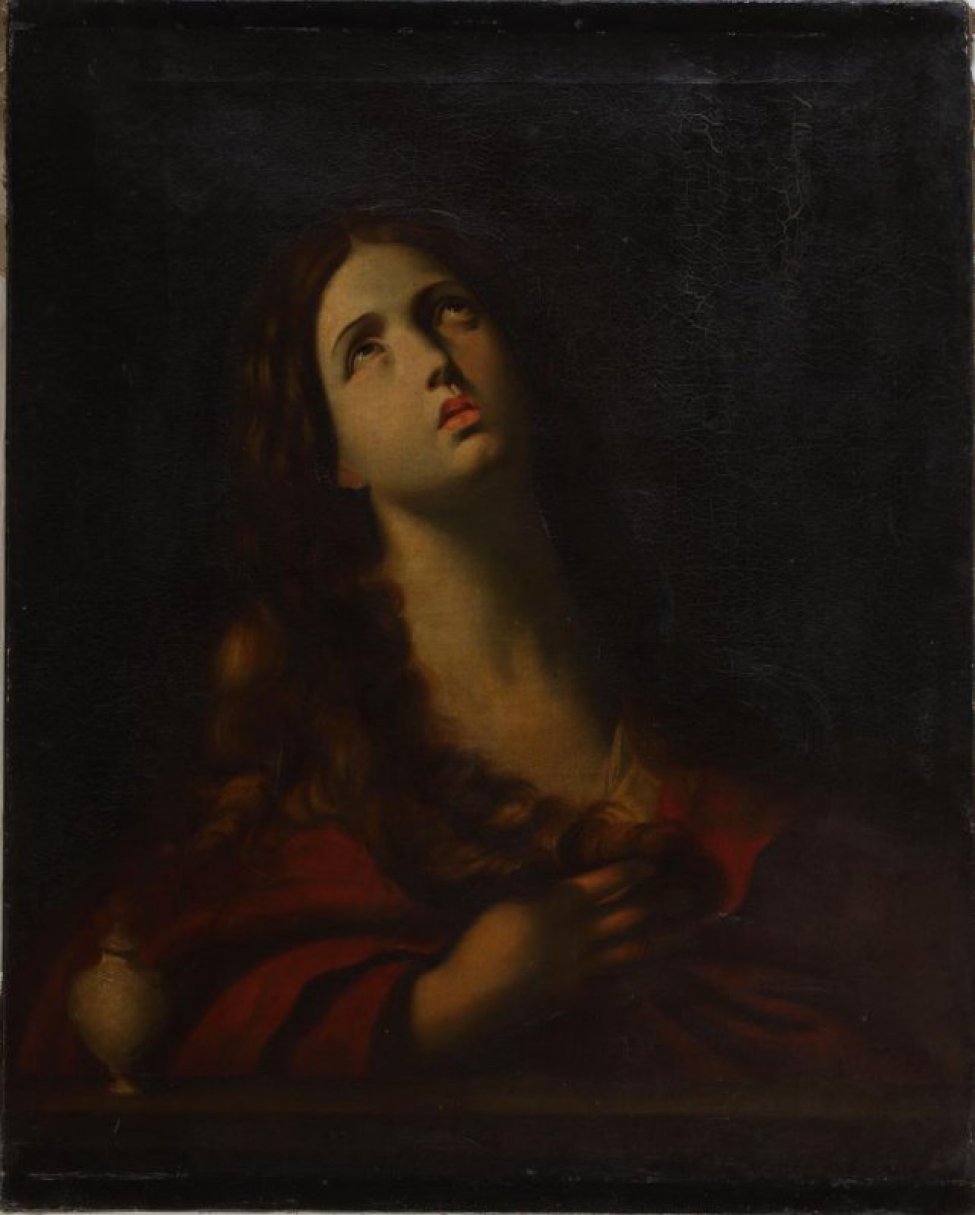 На темном фоне дано погрудное изображение молодой женщины с распущенными волосами в красной одежде, с поднятыми вверх глазами.