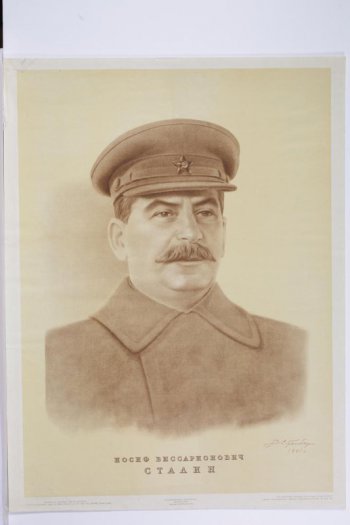 Погрудное изображение И.В.Сталина в шинели и фуражке.