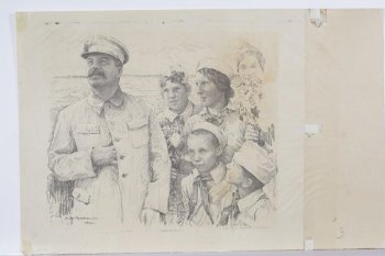 Изображен Сталин, справа от него - группа пионеров с цветами.