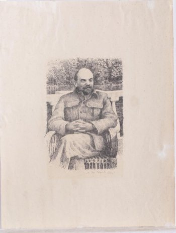 Изображен В.И.Ленин, сидящий в кресле. Поворот головы 3/4 вправо. Локти рук лежат на ручках кресла.  Левая нога заложена на правую. Видна балюстрада балкона и сад.
