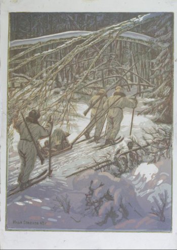 Изображены два красноармейца в белых костюмах едущие на лыжах по лесу. За собой везут пулемет. Слева-третий лыжник.