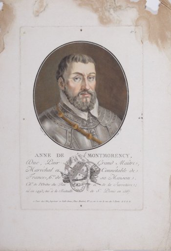 В овале погрудный портрет герцога Монморанси. Одет в латы. Под гравюрой изображены: щит и воинские доспехи.