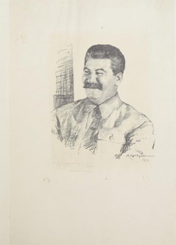 Погрудное изображение И.В.Сталина с улыбкой на лице. Поворот 3/4 влево.