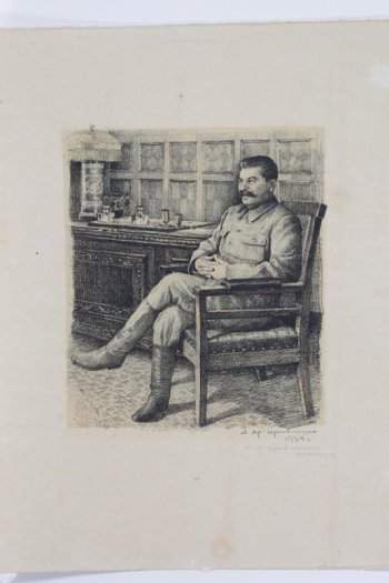 Изображен И.В.Сталин сидящий в кресле. Левая нога заложена на правую.Руки сложены на коленях. Слева видна часть письменного стола с лампой и письменным прибором.