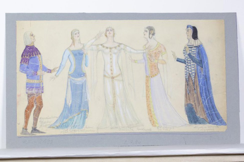 Изображены четыре женских и одна мужская фигуры в рост в театральных костюмах: седой мужчина в лиловом камзоле с фиолетовой и желтой отделкой, в коричневом трико и темно-синих туфлях; светловолосая девушка в голубом платье с желтой отделкой; светловолосая девушка в белом платье с желтой отделкой и диадемой на голове; темноволосая девушка в комбинированном платье: сиреневое с розовой и желтой отделкой; пожилая женщина в синей одежде и темно-синем головном уборе. Под фигурами - надписи графитным карандашом.