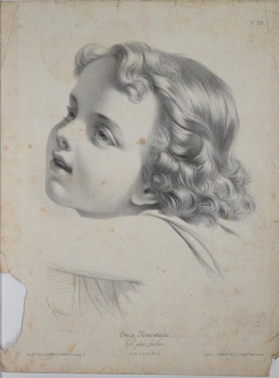 Погрудный портрет ребенка в профиль, в повороте влево. Голова и взгляд подняты вверх, рот приоткрыт в полуулыбке, волосы в локонах до плеч.