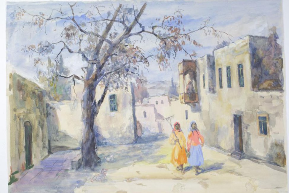 Изображена улица аула с каменными домами с плоскими крышами по сторонам. По улице идут две женщины в ярких платьях, одна с граблями. Слева - высокое дерево.