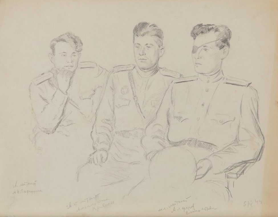 Изображены трое сидящих мужчин в военной форме. Слева - мужчина с поднятой к лицу правой рукой; в центре - мужчина с темными волосами, рукой лежащей на колене; справа - мужчина с повязкой на левом глазу, в руках держит фуражку.