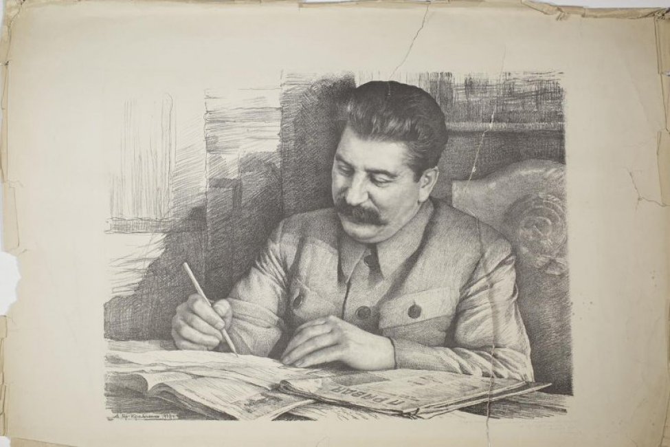 Погрудное изображение И.В.Сталина,сидящего за столом. Взгляд устремлен на  стол,где лежат газеты, раскрытая книга и бумаги.