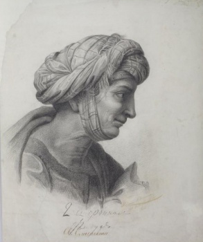 Изображена в правый профиль голова пожилой женщины наклоненная вперед; на голове - клетчатая шаль, из-под которой видны седые волосы.