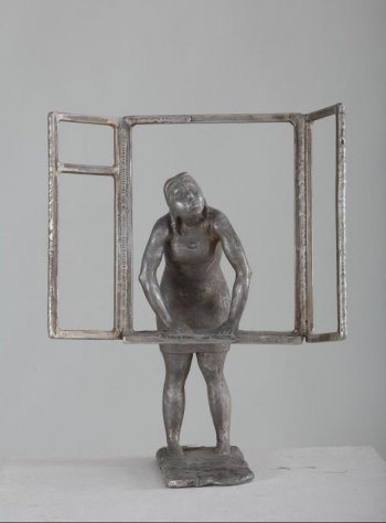 На прямоугольном постаменте изображена женская фигура в рост. Руками опираясь на подоконник, смотрит в распахнутое окно.