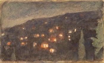 Изображен город ночью, находящийся у подножия горы. На фоне темного неба на первом плане видны дома с освещенными окнами.