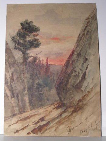 На первом плане по краям изображены два высоких каменных утеса; слева - высокая одинокая сосна. Между утесами - полоса леса. Небо у горизонта - ярко красное, выше переходит в сероватое с розовыми отблесками.