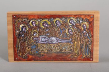 Изображена сцена положения Иисуса Христа во гроб с восемью предстоящими. Фон - краснокоричневый; абрис - золотом. Цвета эмали: желтый, синий, серо-белый, коричневый.