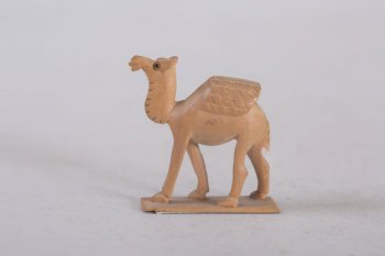 На прямоугольном основании стоит верблюд, подняв голову, выдвинув вперед переднюю и заднюю ноги.