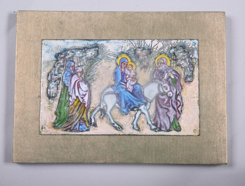 На фоне условного горного пейзажа - композиция из трех фигур в длинных облачениях и младенец Иисус Христос на коленях Богоматери, сидящей верхом на осле.