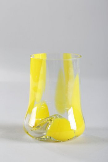 стакан цилиндрической, слегка расширенной к низу, формы, дно ложчатое. На тулове желтый нацвет в виде удлиненных потеков.