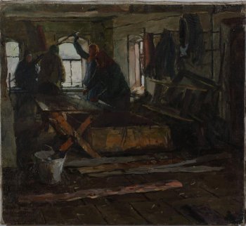 Дано изображение интерьера помещения с тремя окнами; фигуры четырех женщин в фуфайках и платках за работой. У стола изображены ведро, ящик, доски.