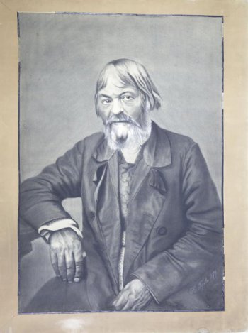 Поколенное изображение в фас сидящего мужчины; правая рука лежит на столе, левая - на колене. Мужчина одет в пиджак, жилет, белую рубашку. Волосы длинные, подстрижены под 