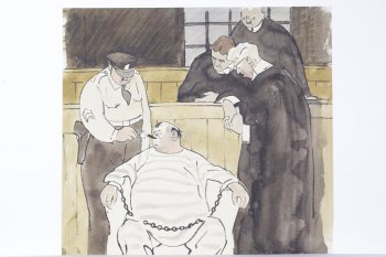 В кресле сидит толстый мужчина с цепью на руках, перед ним склонились фигуры судей в черных мантиях. Слева полицейский дает подсудимому прикурить.