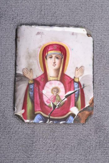 Представлена Богородица с изображением на груди (в круге) младенца Христа, благославляющего правой рукой двуперстно, в левой у него свернутый свиток. Фон - светло-серый; прочие цвета: вишневый, розовый, белый.