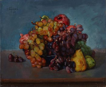 На темно-голубом фоне изображены фрукты: гроздья винограда, гранаты, горой лежащие в синем блюде. Рядом справа от блюда ветка винограда и две груши. Слева несколько виноградин.