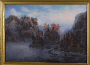 Изображен утренний пейзаж. По центральной горизонтали картины дано изображение высоких скал, покрытых осенними деревьями. На первом плане изображение воды с крупными камнями, туманом слева и в верхней части картины.