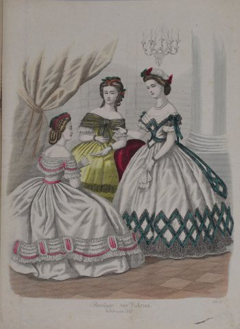 На гравюре изображены три девушки в бальных платьях с кринолинами. Сидящая слева в белом платье с розовой отделкой. Справа - в белом платье с зеленой отделкой, стоящая между ними - в желтом платье с черными кружевами.
