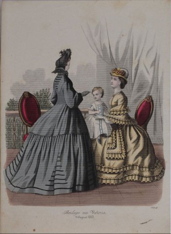 Справа изображена сидящая в кресле дама в желтом платье и соломенной шляпе с ребенком на руках. На нем белое платье. Слева стоит дама в сером и шляпе такого же цвета.