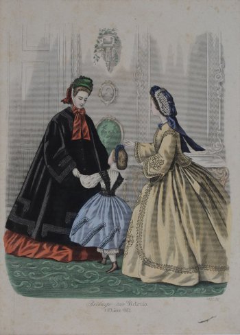 Слева изображена дама в черном пальто и цветной шляпе. Около нее девочка в голубой юбочке с черными бретелями. На голове сетка. Справа дама в желтом платье.