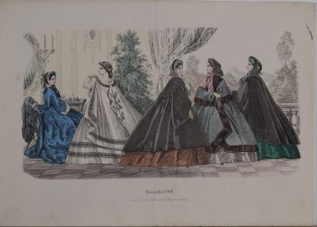 Справа на веранде три дамы в широких темных пальто и капорах. Слева дама в белом туалете, другая в голубом платье и капоре сидит у небольшого столика.